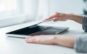 تنظیمات بستن در لپ تاپ | چگونه با بستن در لپ تاپ خاموش نشود