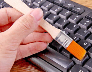 چگونه کیبورد کامپیوتر را تمیز کنیم