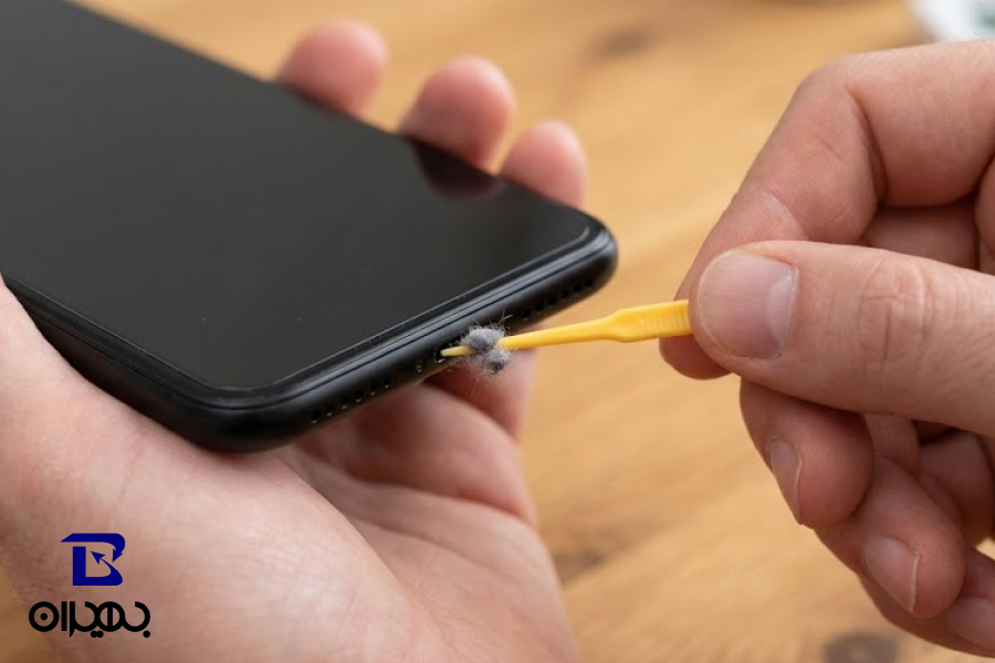 تمیز کردن سوکت شارژ با احتیاط