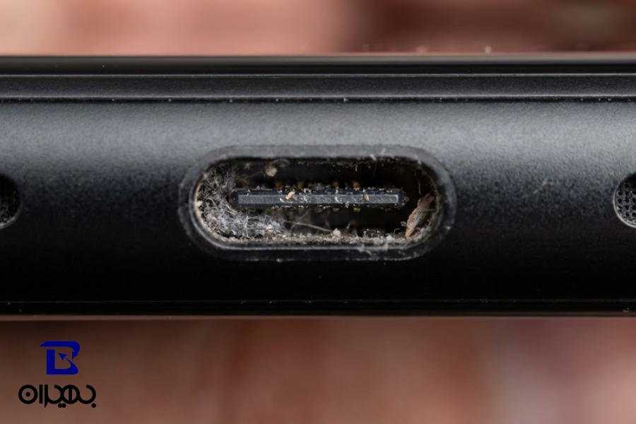 وجود گرد و غبار و پرز در سوکت شارژ