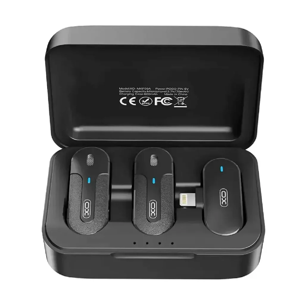 نمای نزدیک میکروفون بی سیم دو نفره XO MKF09B با گیرنده لایتنینگ و نشانگر LED