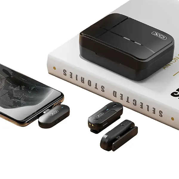 میکروفون بی سیم Dual لایتنینگ XO مدل MKF09B داخل باکس شارژ به همراه دو فرستنده و گیرنده آیفون
