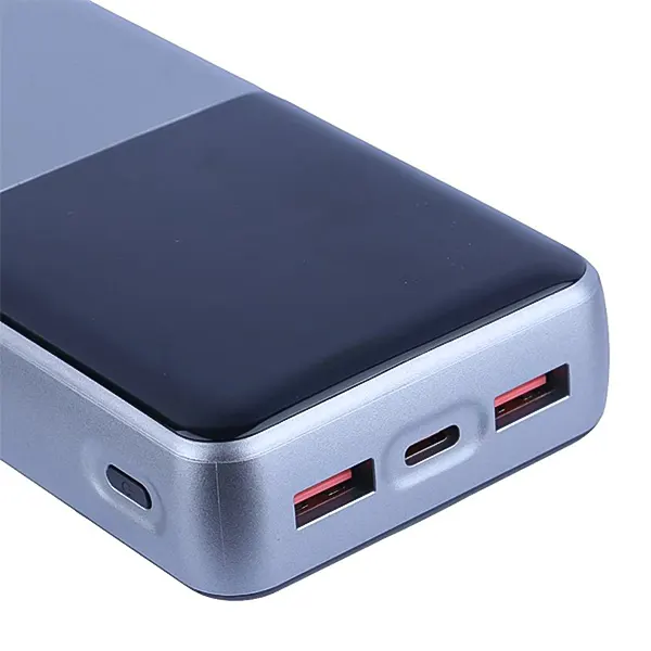 نمای نزدیک پورت‌های خروجی USB نارنجی و پورت Type-C در پاوربانک اکسیژن مدل OX-130
